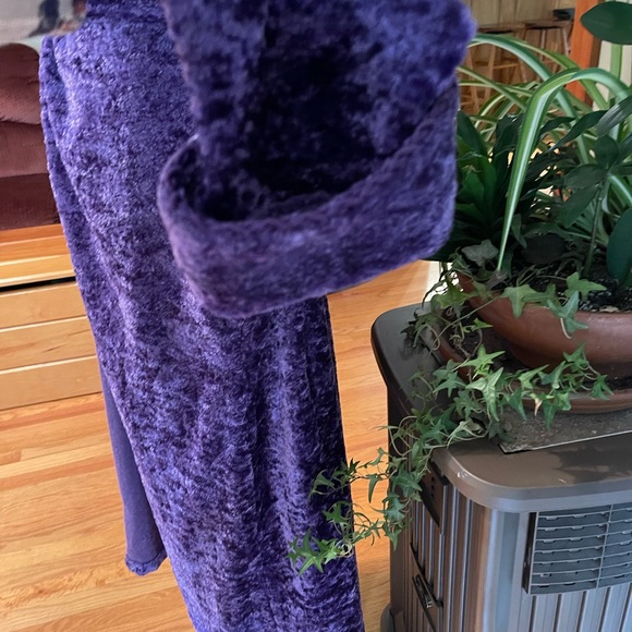 Delicate gorgeous purple crushed velvet look poly. Large - Picture 3 of 15